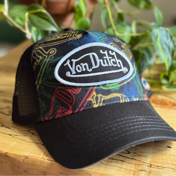 NWT Von Dutch Neon Logo Classic Trucker Hat - Black Mesh - Limited Edition - Picture 1 of 8
